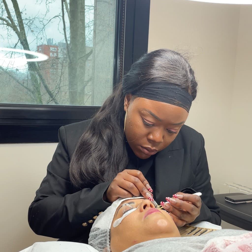 Emmy Cils en prestation d'extensions de cils